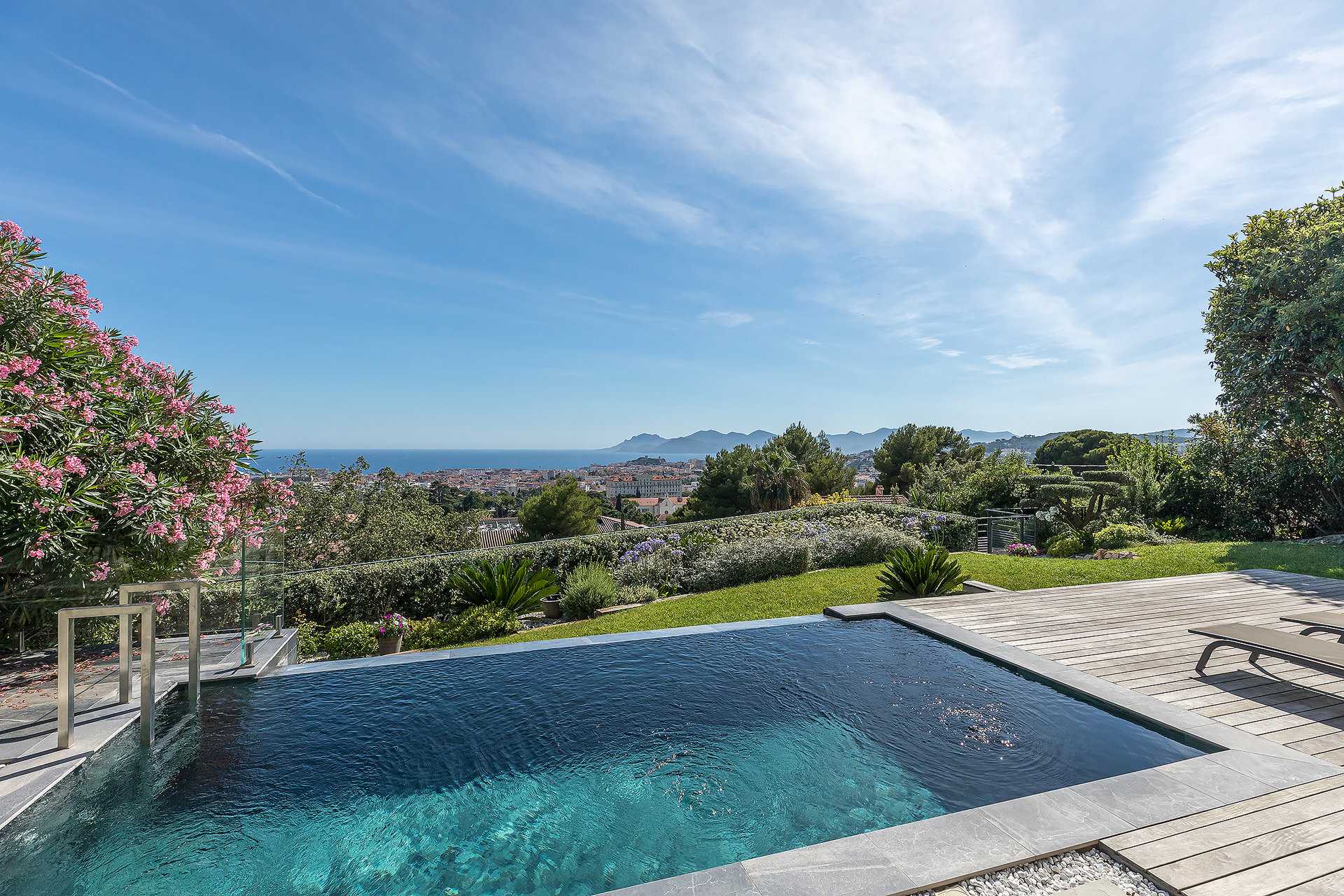 House in Cannes, Provence-Alpes-Cote d'Azur 10053976