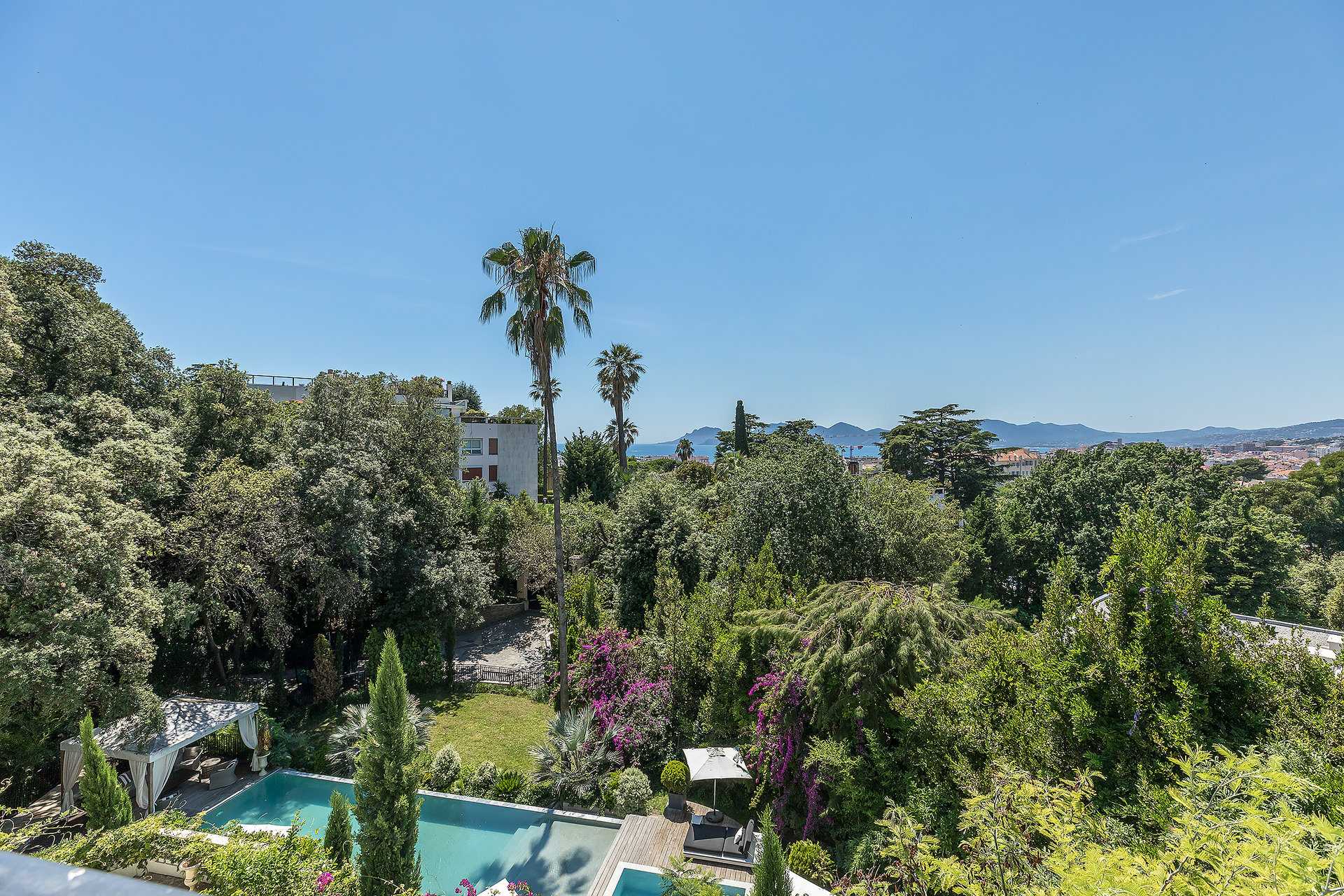 House in Cannes, Provence-Alpes-Cote d'Azur 10054019