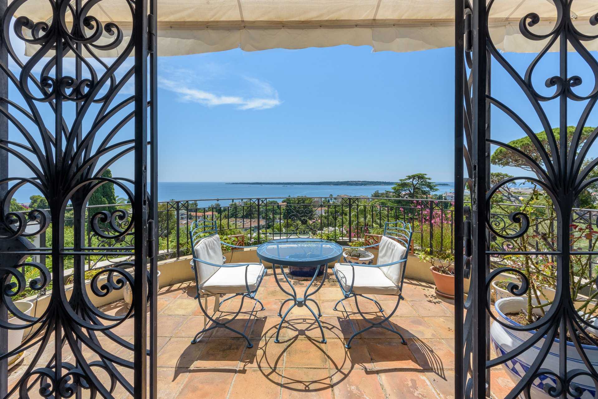 House in Cannes, Provence-Alpes-Cote d'Azur 10054041