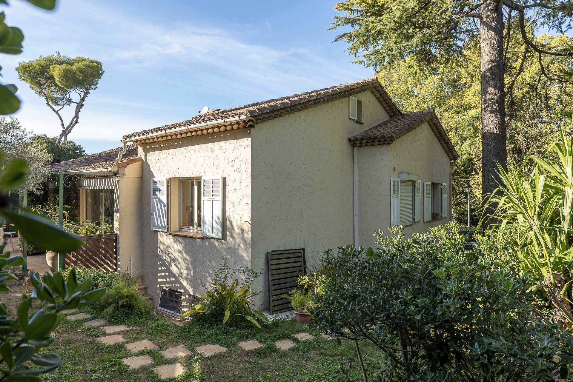 House in Cannes, Provence-Alpes-Cote d'Azur 10054089