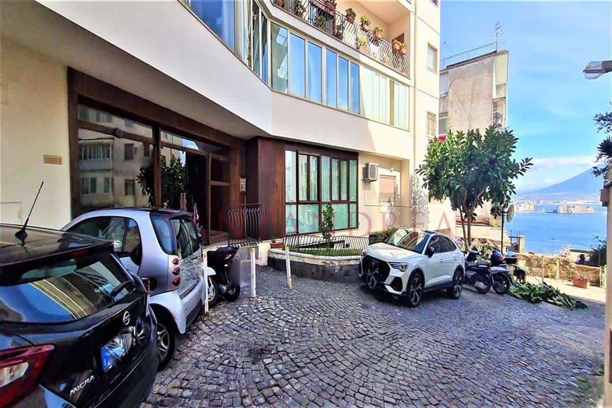 Condominium in Napoli,  10054225