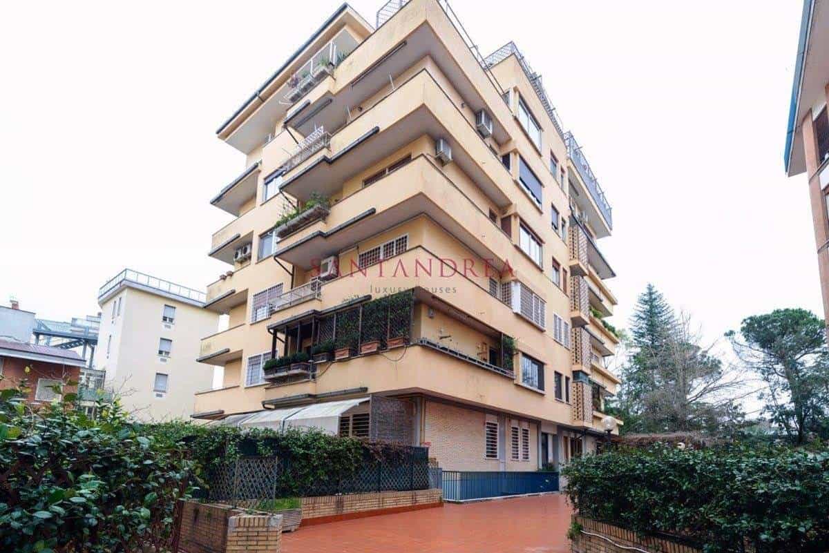 Condominium in Roma,  10054463