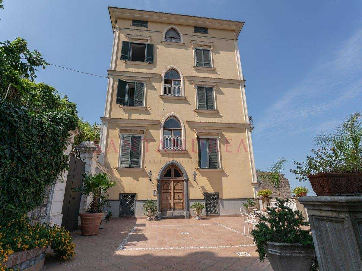 rumah dalam Castellammare di Stabia,  10054542