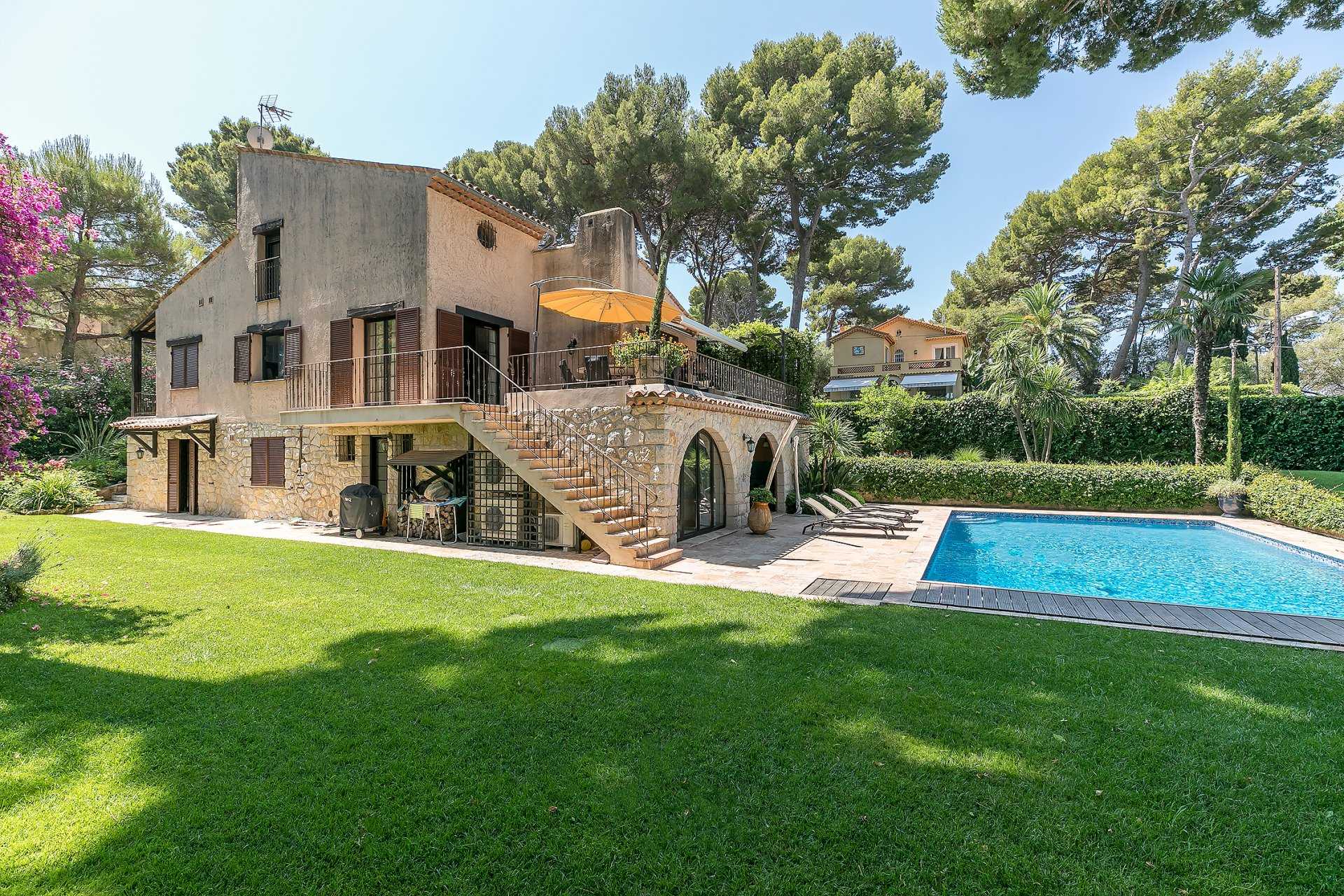 House in Juan-les-Pins, Provence-Alpes-Cote d'Azur 10055161