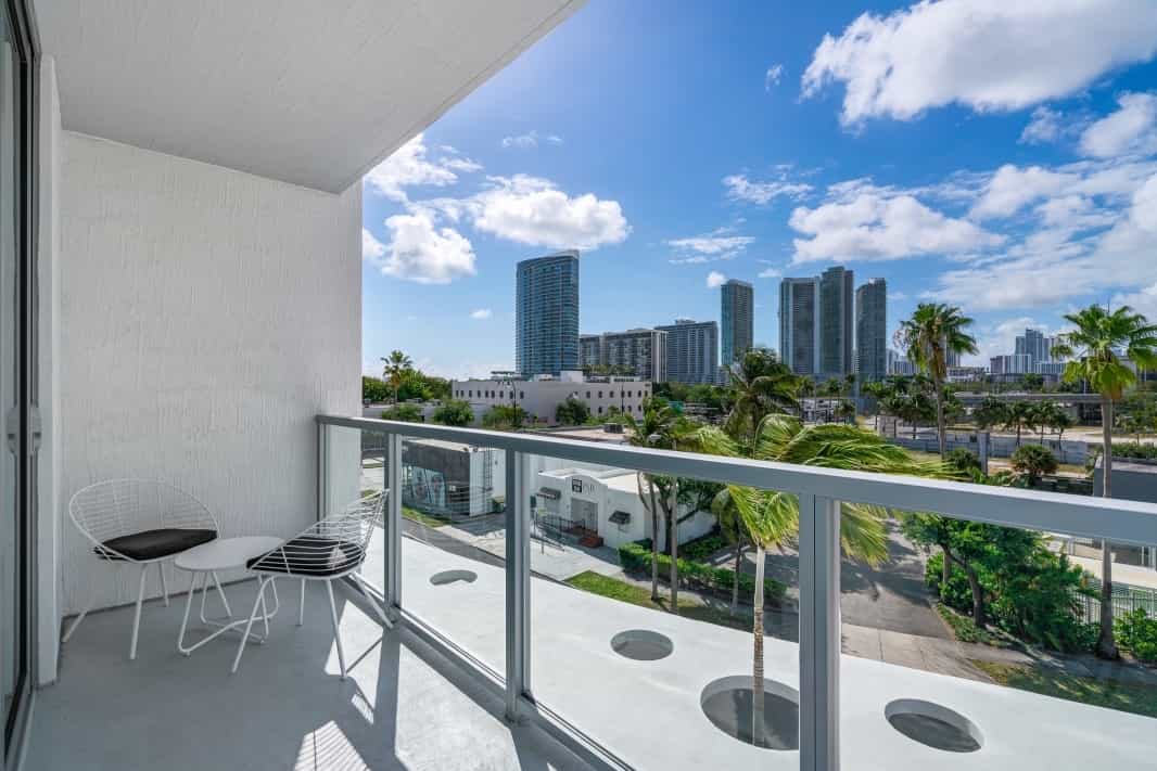 Condominium in Miami, Florida 10055427