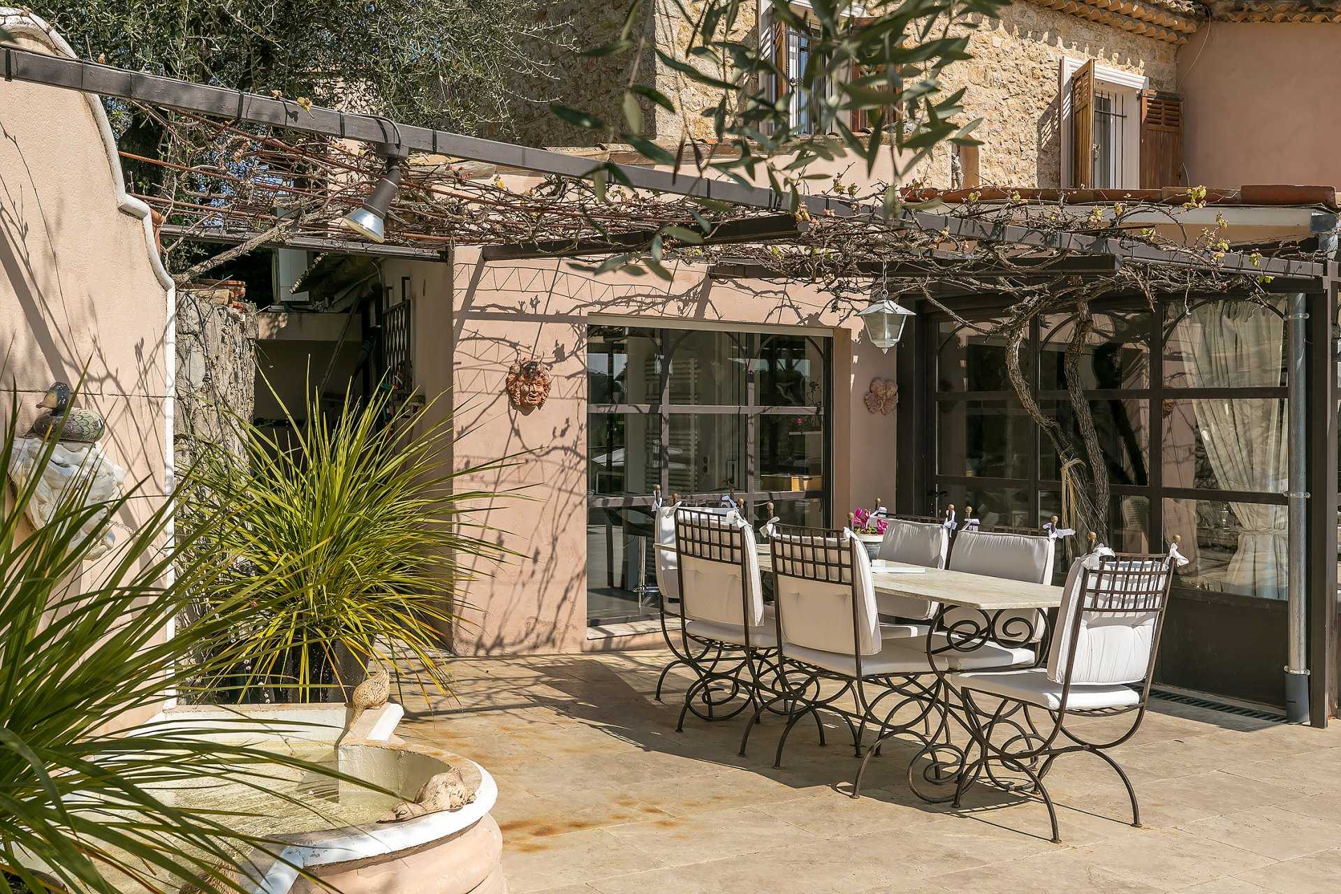 Talo sisään Mougins, Provence-Alpes-Cote d'Azur 10056950
