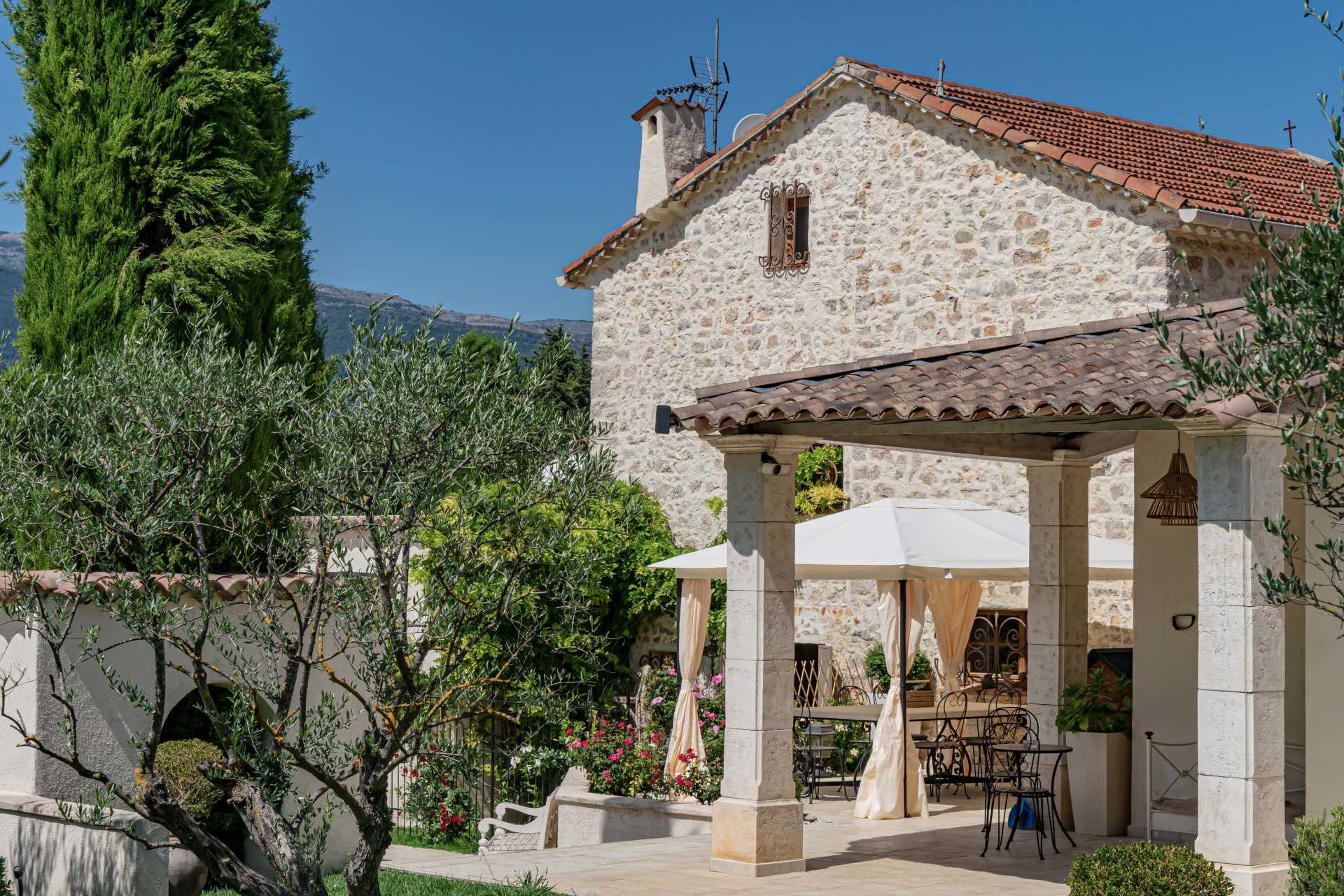 Hus i Mouans-Sartoux, Provence-Alpes-Cote d'Azur 10057000