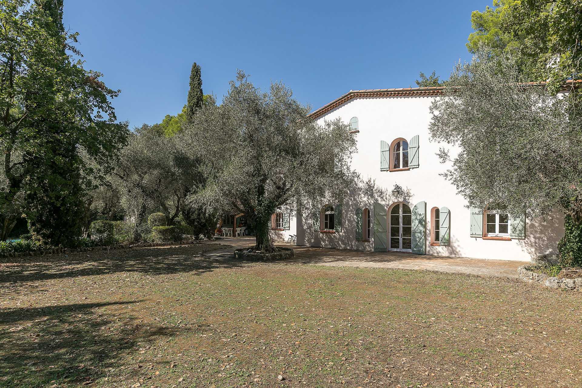 Rumah di Rumput, Provence-Alpes-Cote d'Azur 10057009