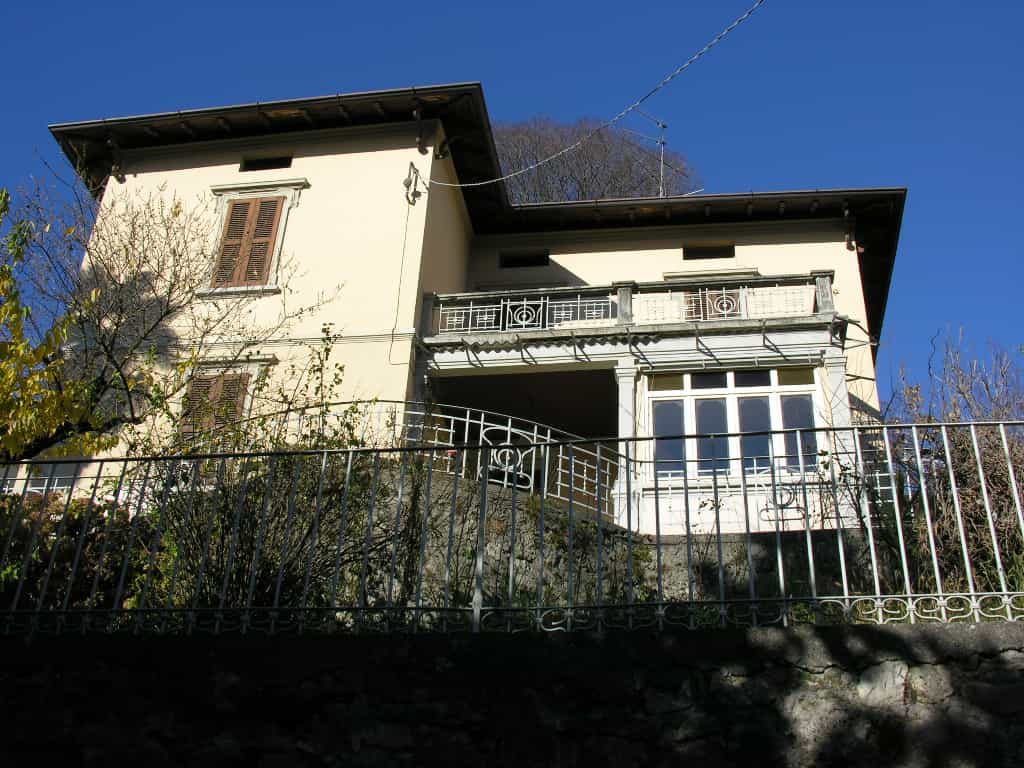 Будинок в Lovere, Lombardy 10057157