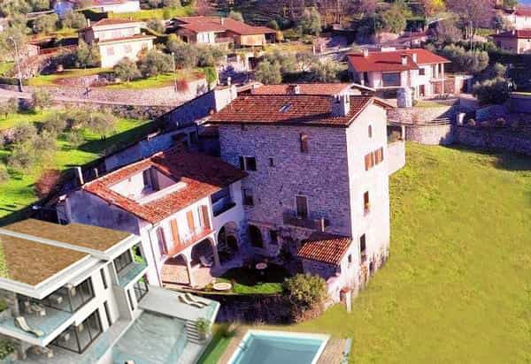 Osakehuoneisto sisään Riva Di Solto, Lombardy 10057162