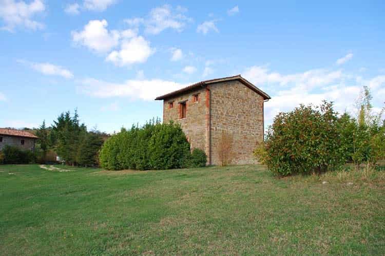 rumah dalam Chiaserna, Marche 10058124
