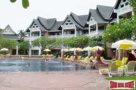 Condominium in Ban Pa Sak, Phuket 10058371