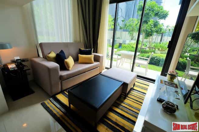 Condominium in Ban Choeng Thale, Phuket 10058552
