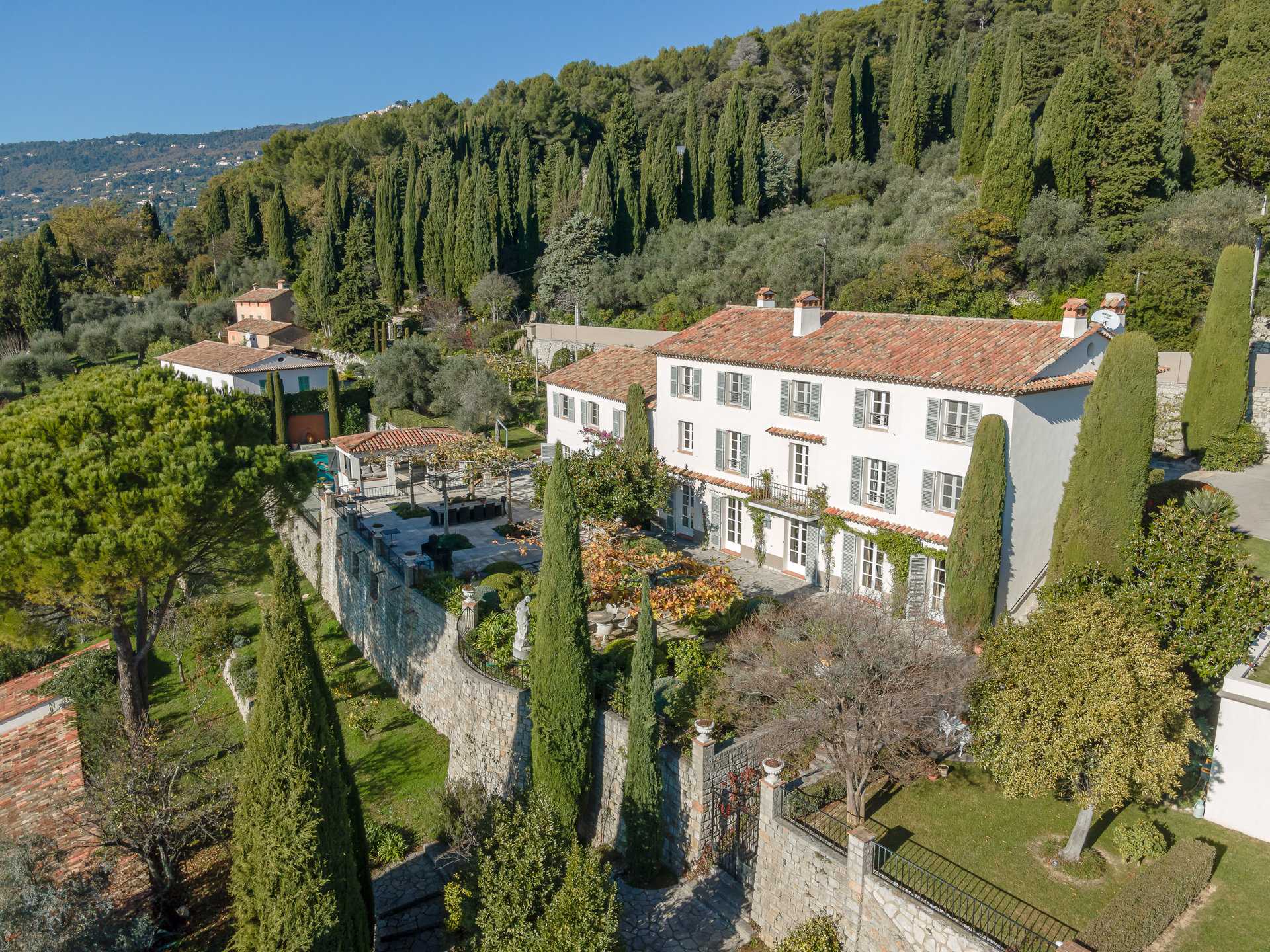 بيت في Grasse, Provence-Alpes-Cote d'Azur 10062068
