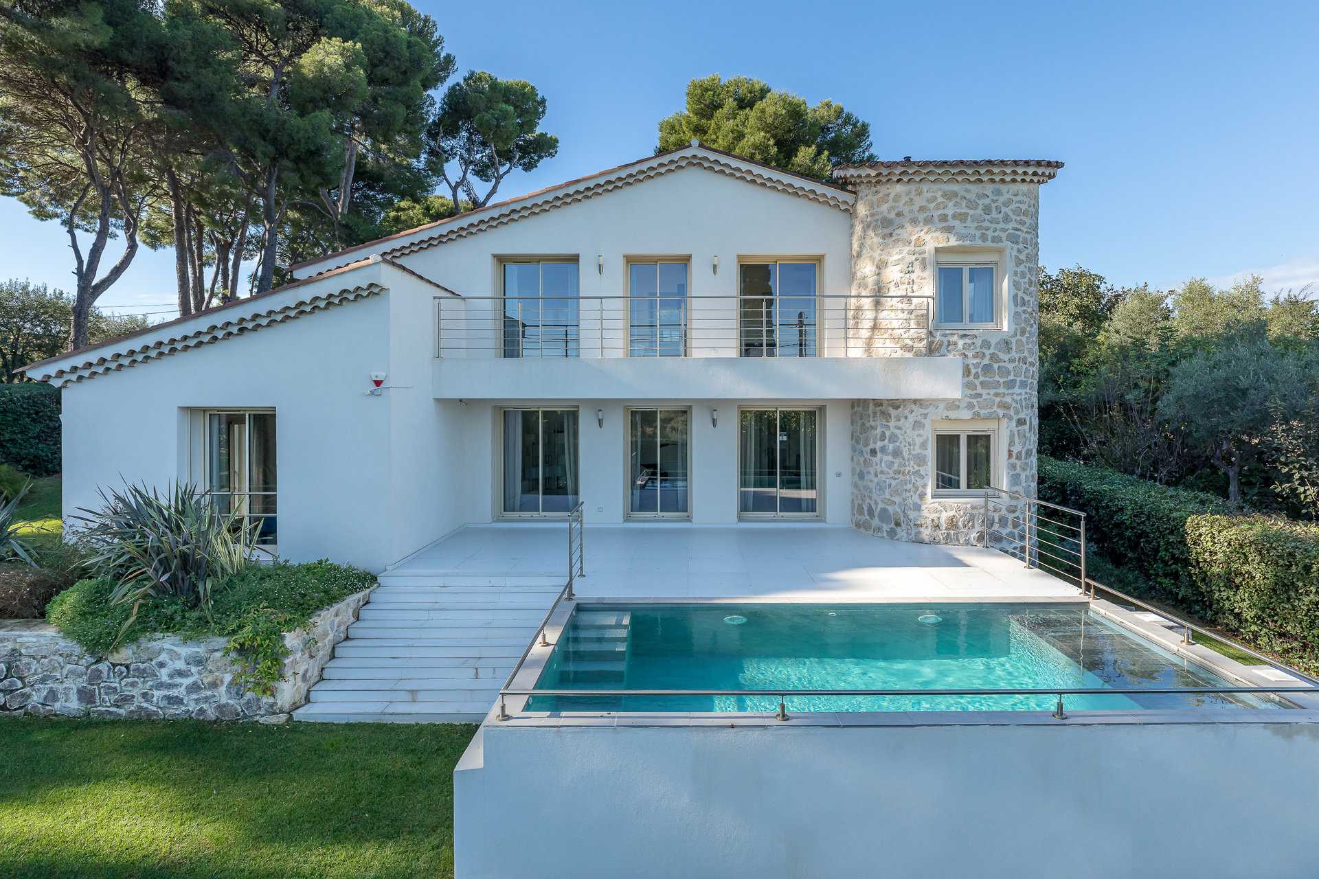 House in Juan-les-Pins, Provence-Alpes-Cote d'Azur 10062165