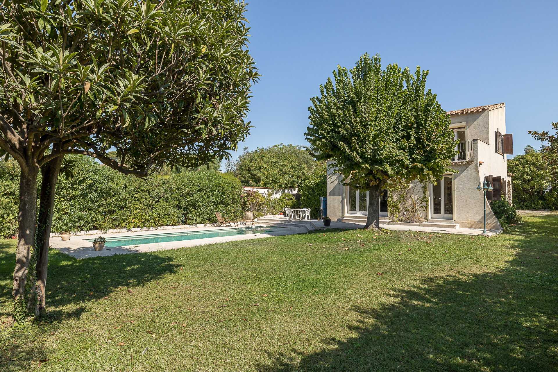 Talo sisään Juan-les-Pins, Provence-Alpes-Cote d'Azur 10062181