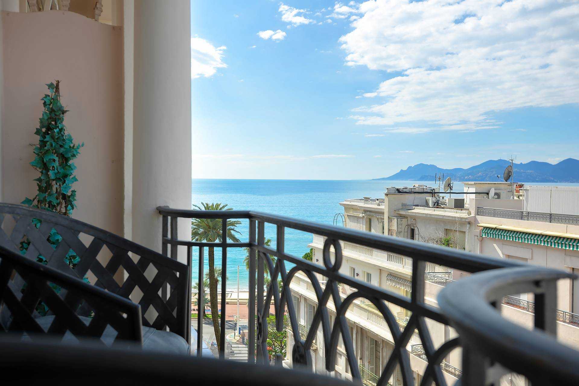 Condominium in Cannes, Provence-Alpes-Cote d'Azur 10062182