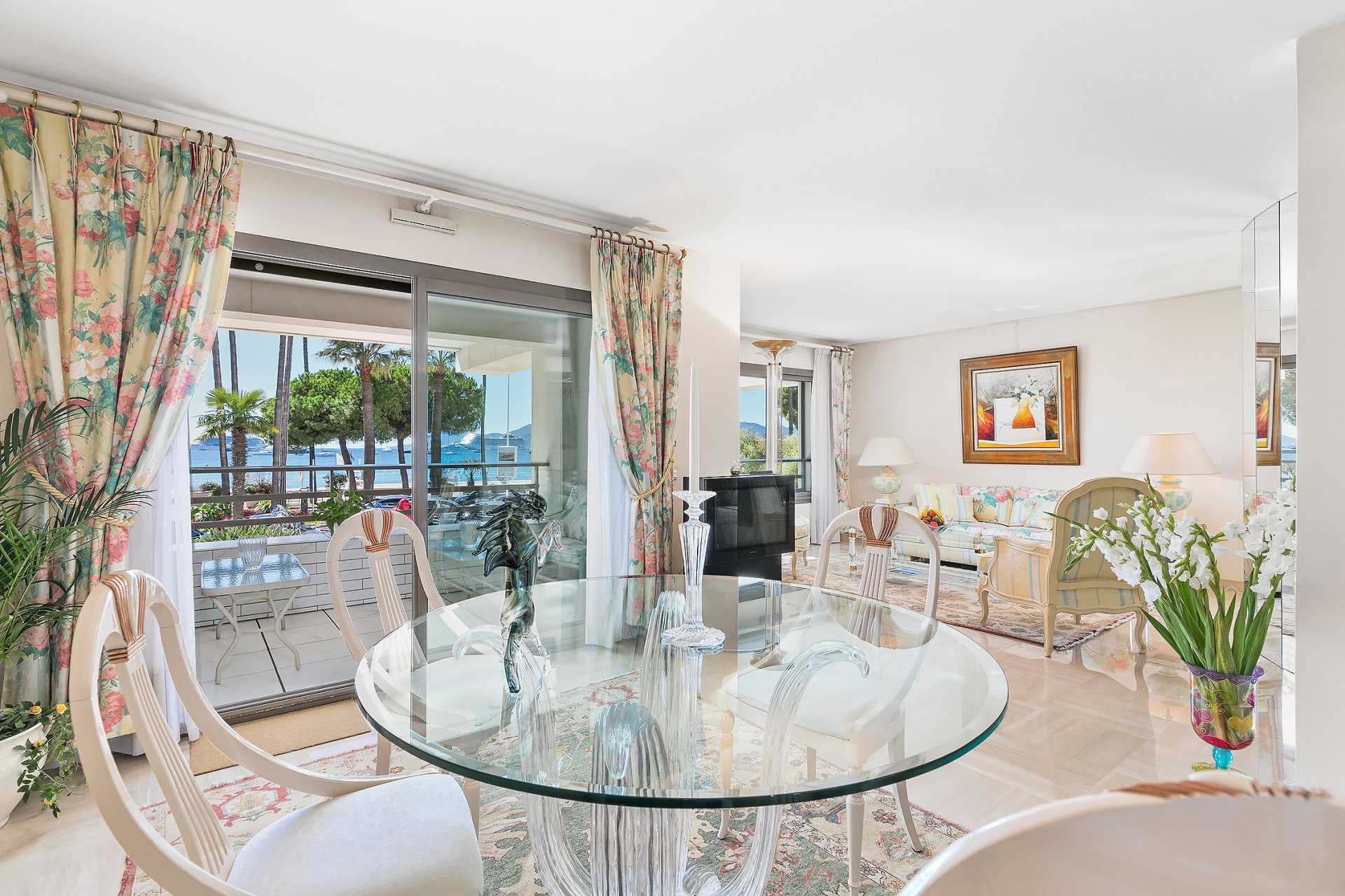 Condominium in Cannes, Provence-Alpes-Cote d'Azur 10062330