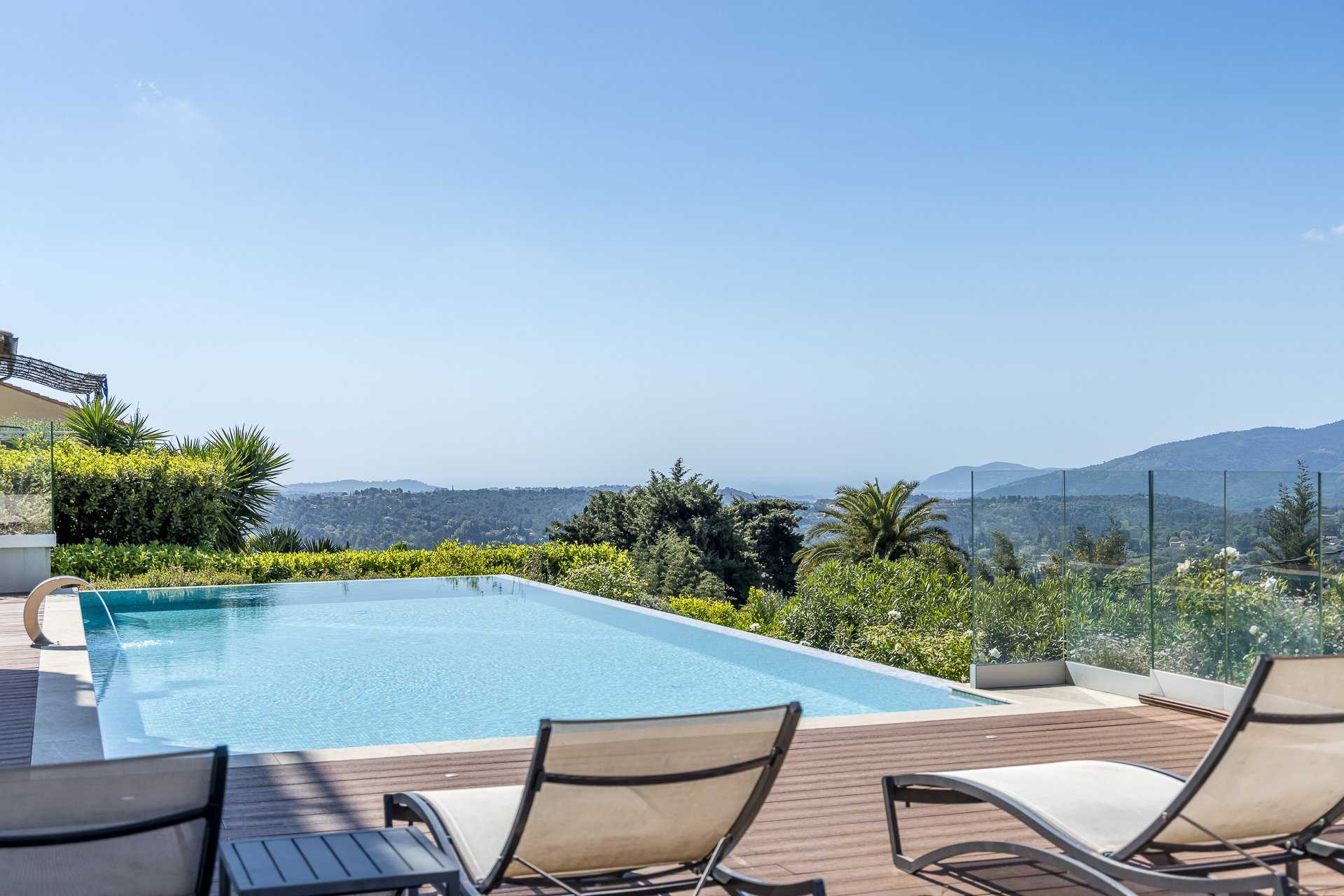 Condominium in Grasse, Provence-Alpes-Cote d'Azur 10062445