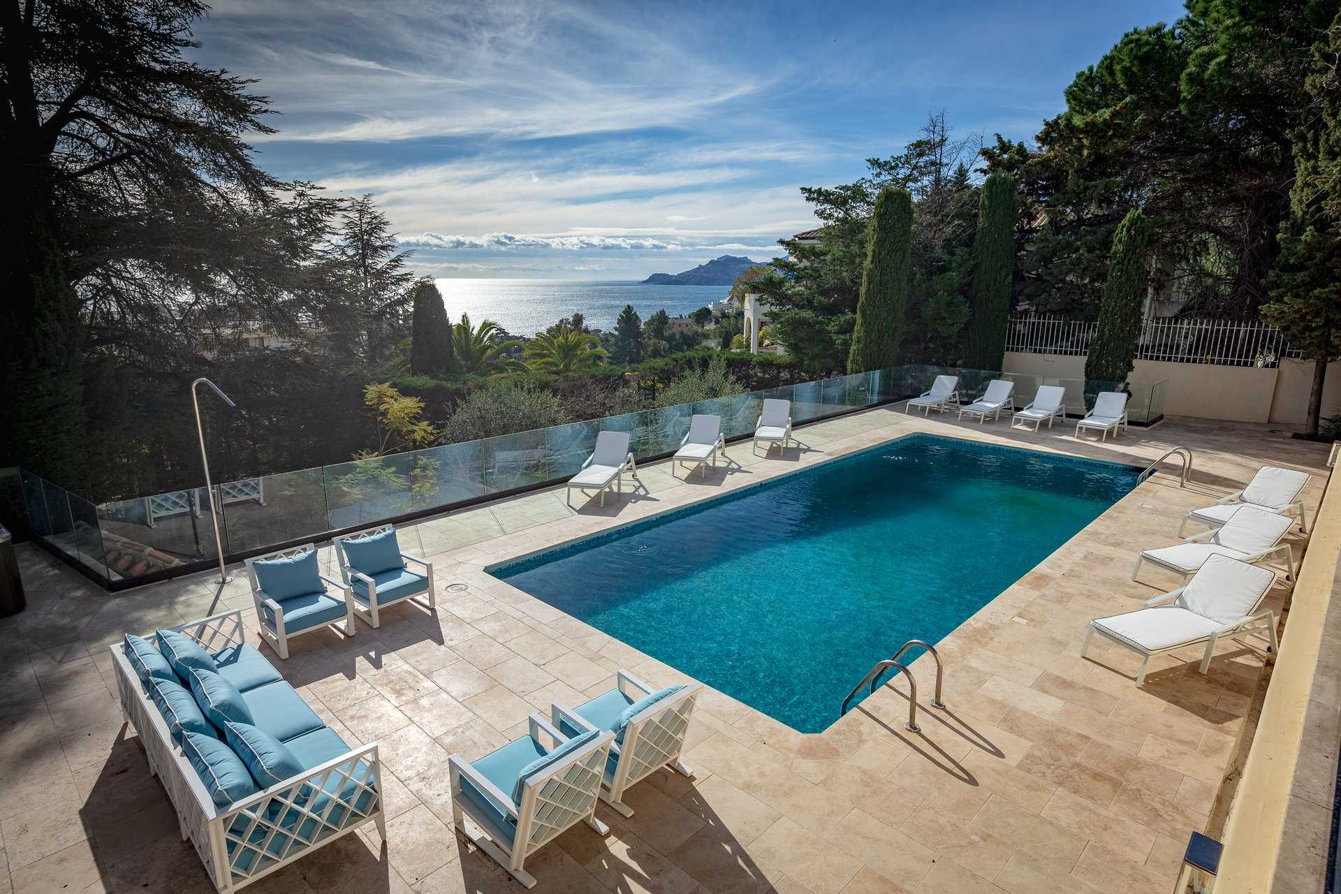 Casa nel La Bocca, Provence-Alpes-Cote d'Azur 10062491