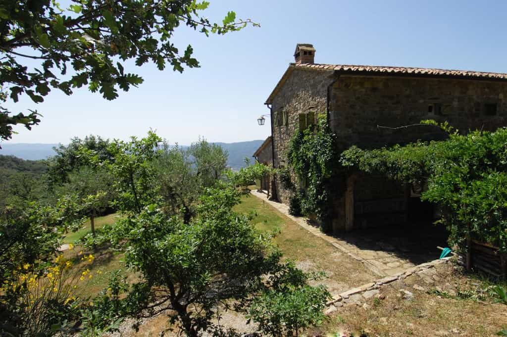 House in Passignano sul Trasimeno, Umbria 10062972