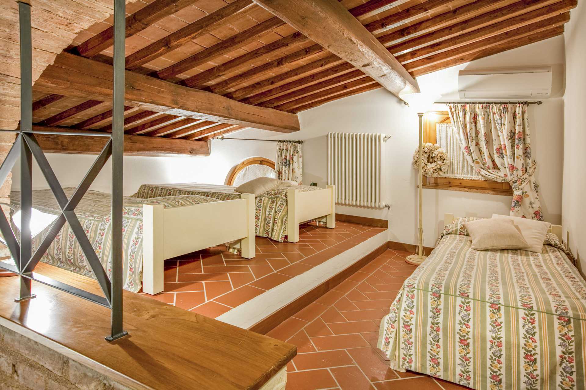 House in San Gimignano, Siena 10063754