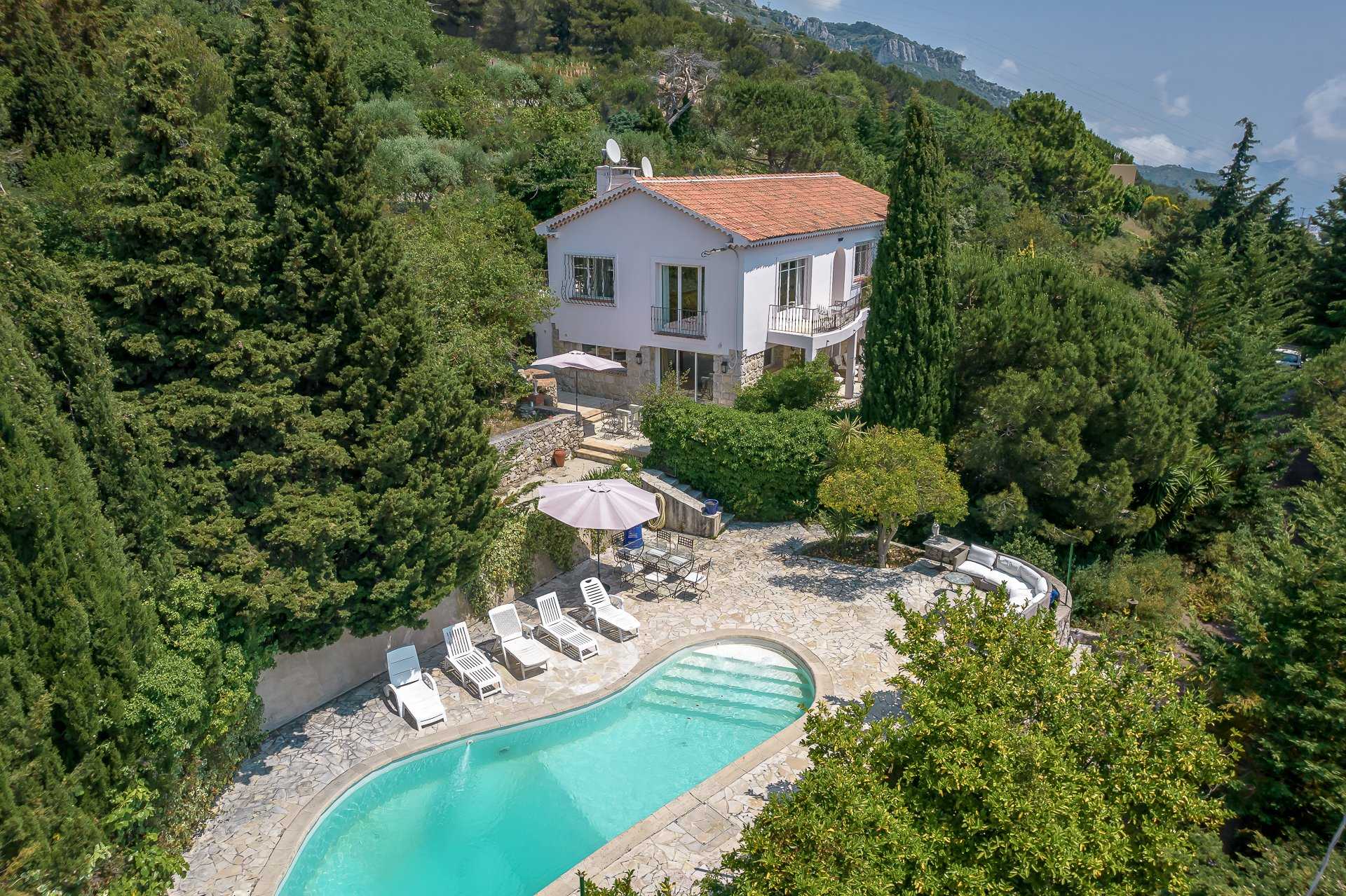 Talo sisään La Turbie, Provence-Alpes-Cote d'Azur 10064372