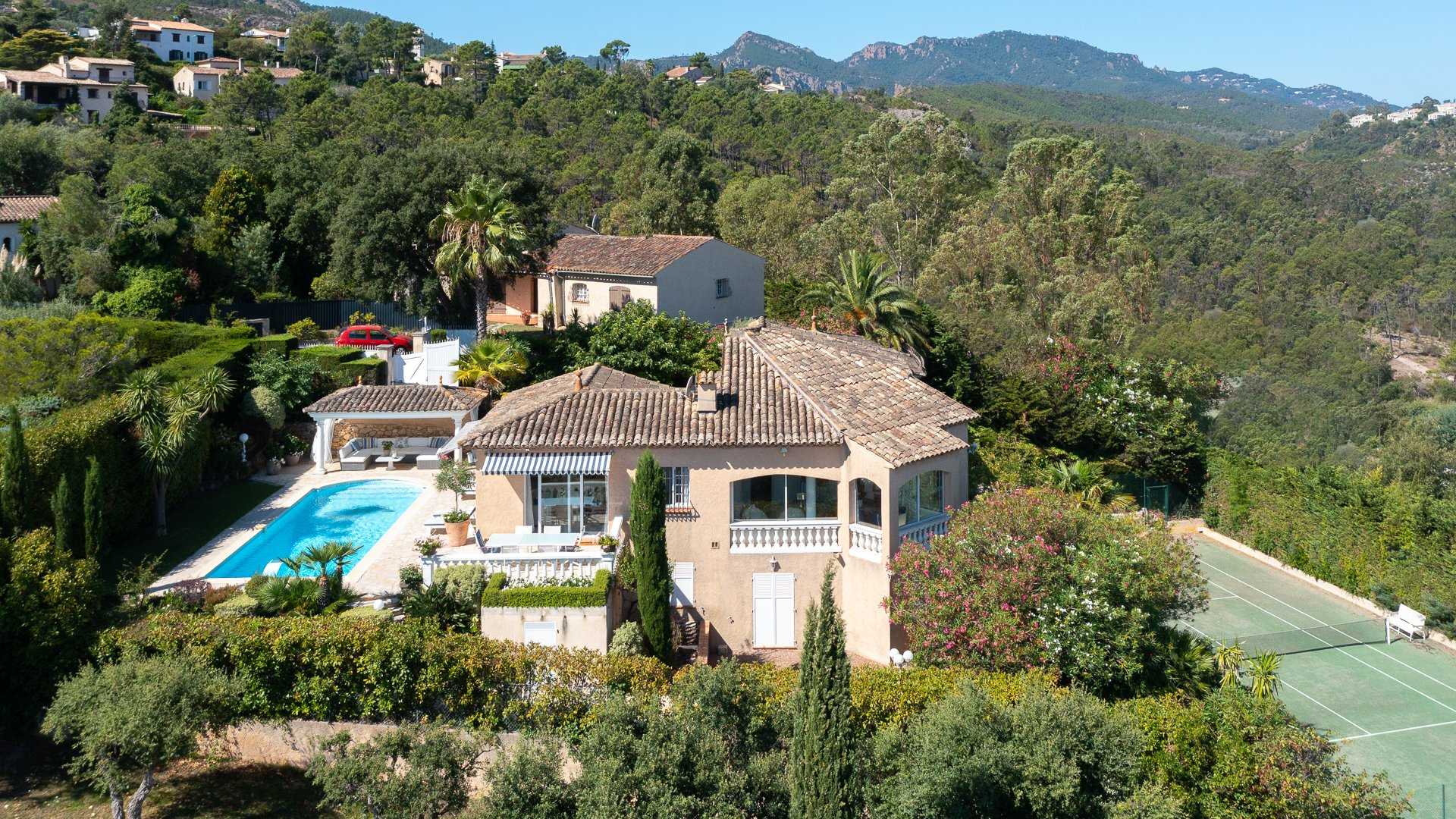 Talo sisään Mandelieu-la-Napoule, Provence-Alpes-Cote d'Azur 10064502
