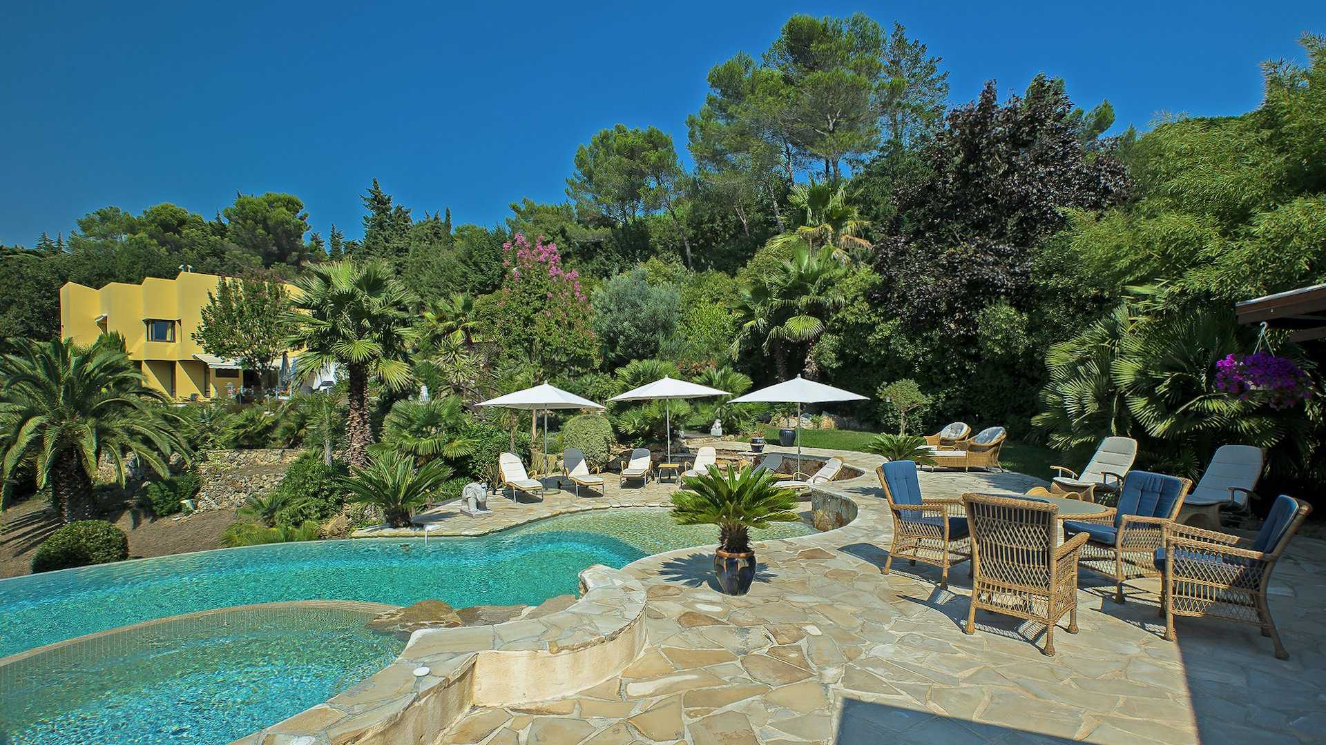 Talo sisään Mougins, Provence-Alpes-Cote d'Azur 10064554