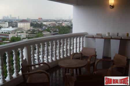 Condominium in Thong Lo, Bangkok 10065543