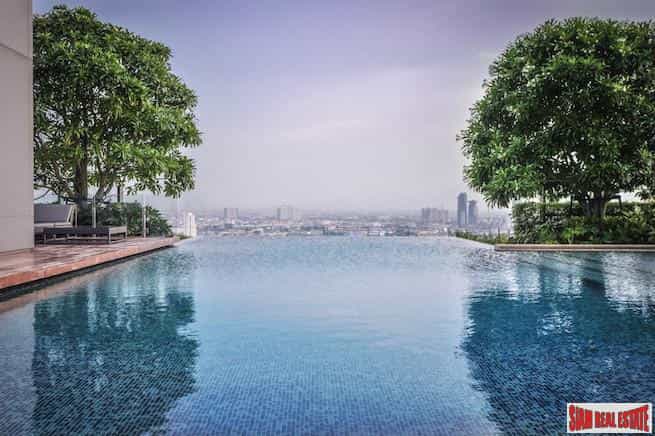 Condominium in Surasak, Bangkok 10065982
