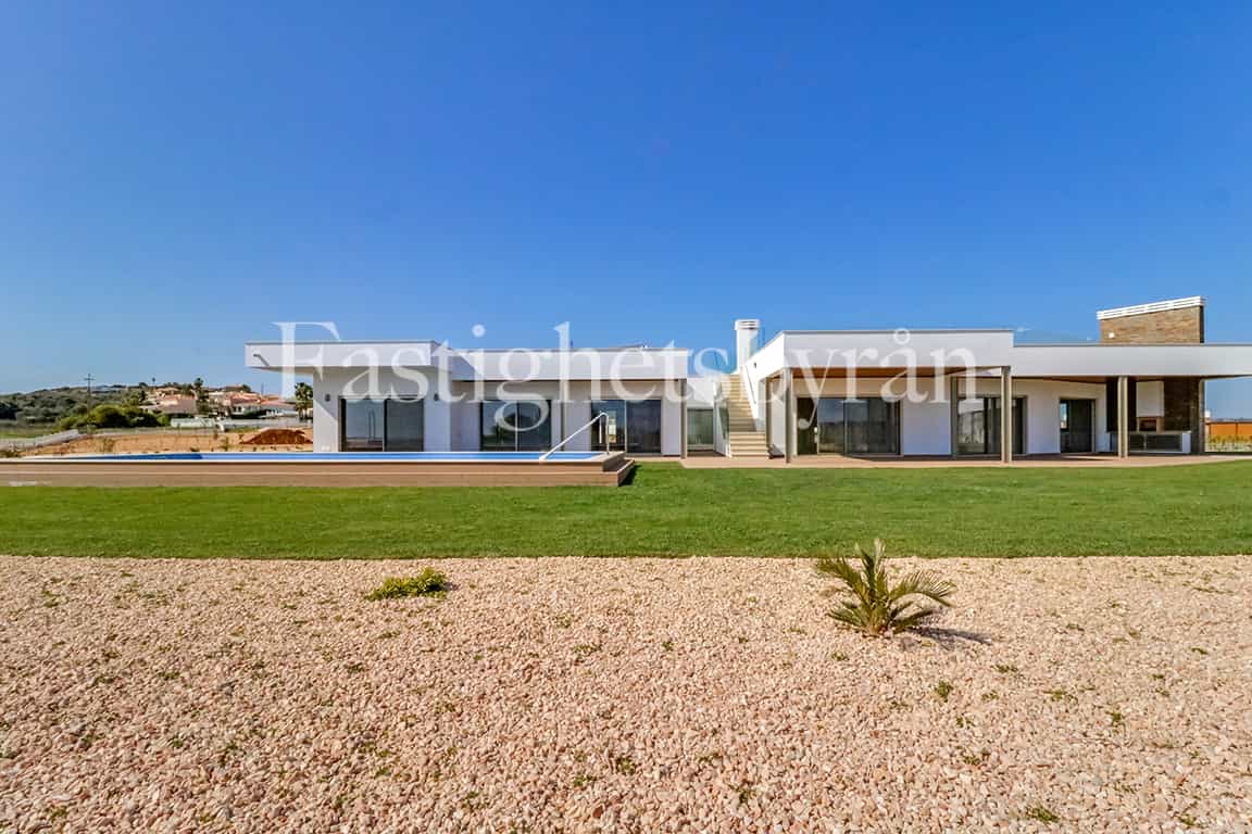 Condominium in Meia Praia, Algarve 10066646