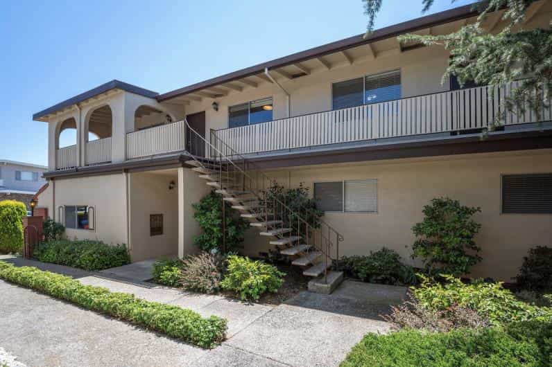 Condominium in San Leandro, California 10067271
