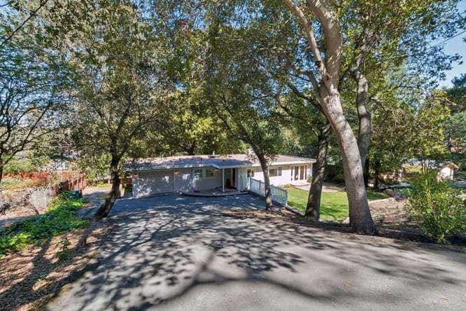 House in Orinda Village, California 10068217