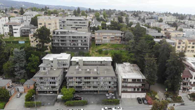 Condominium in Oakland, California 10068320