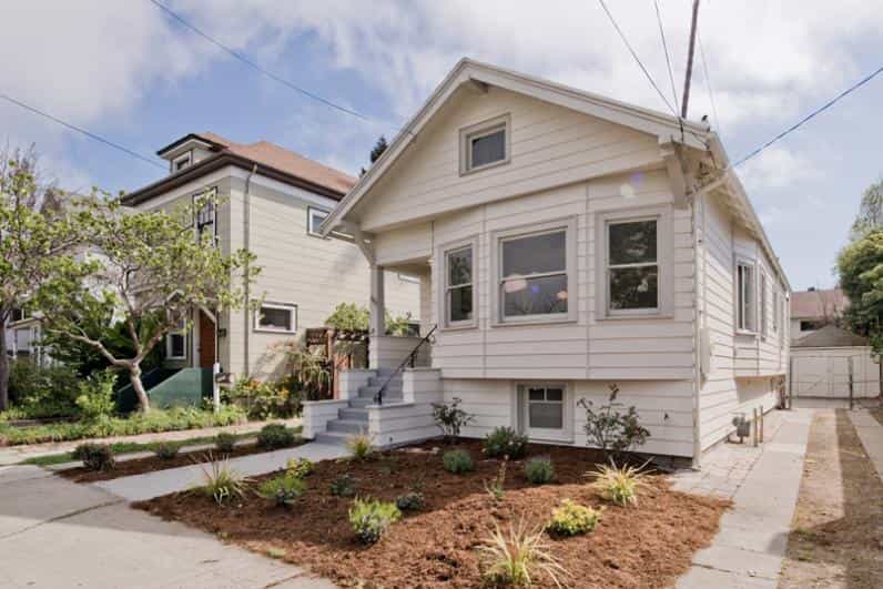 House in Oakland, California 10068534