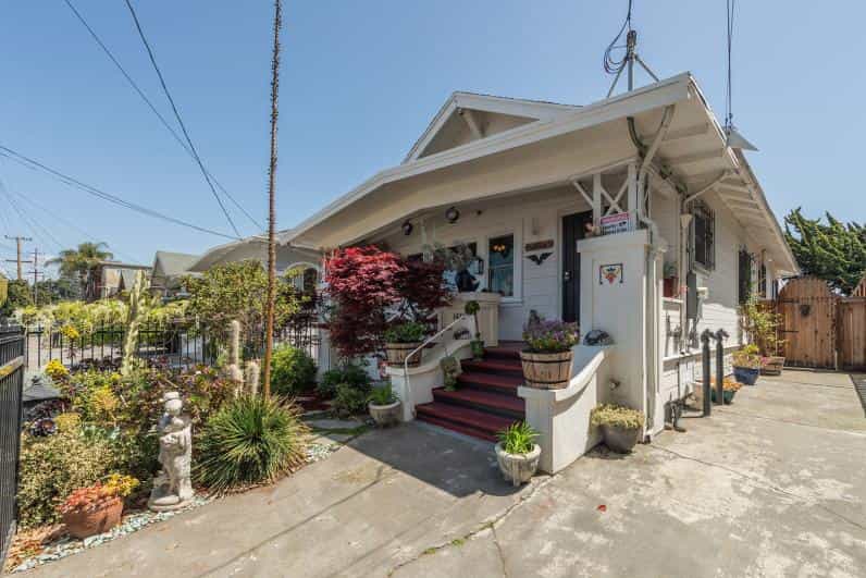 House in Oakland, California 10068549
