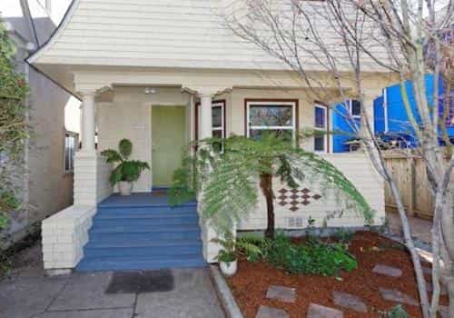 House in West Oakland, California 10068572