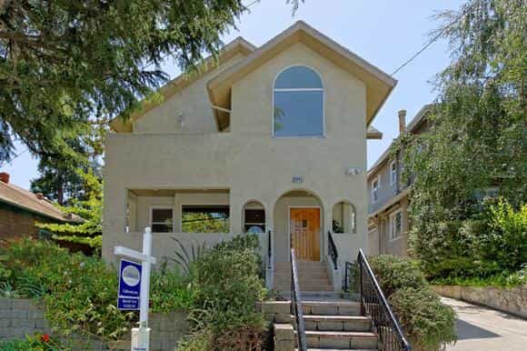 House in Oakland, California 10068628