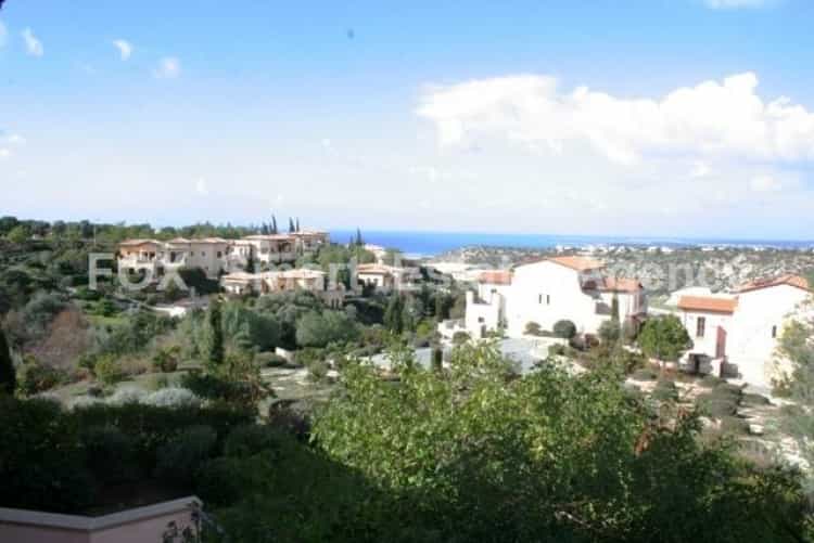 Condominium in Aphrodite Hills, Paphos 10068747