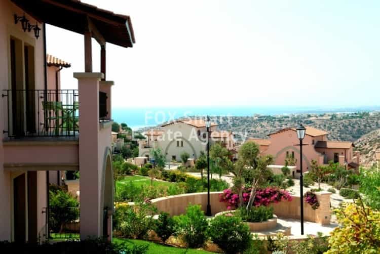 Condominium in Aphrodite Hills, Paphos 10068750