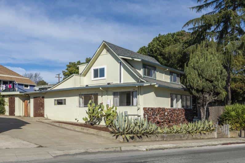 House in Oakland, California 10068763