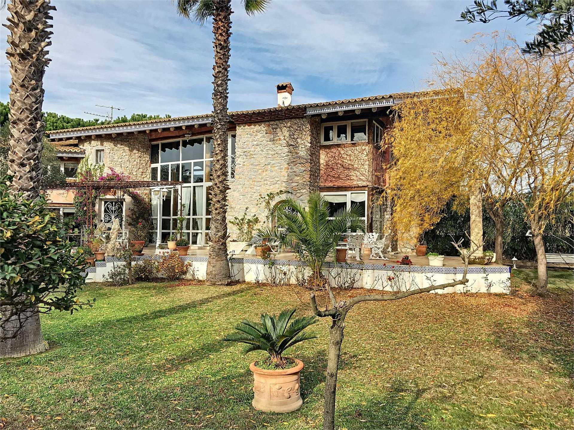 بيت في Saint-Cyprien, Languedoc-Roussillon 10069433