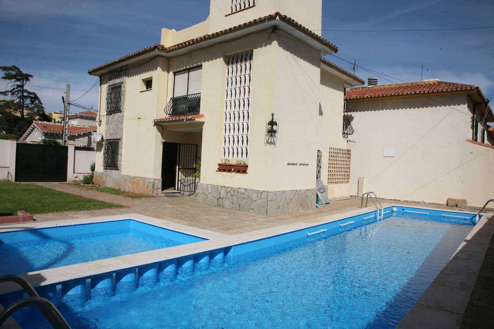 House in Benalmadena, Andalusia 10071133