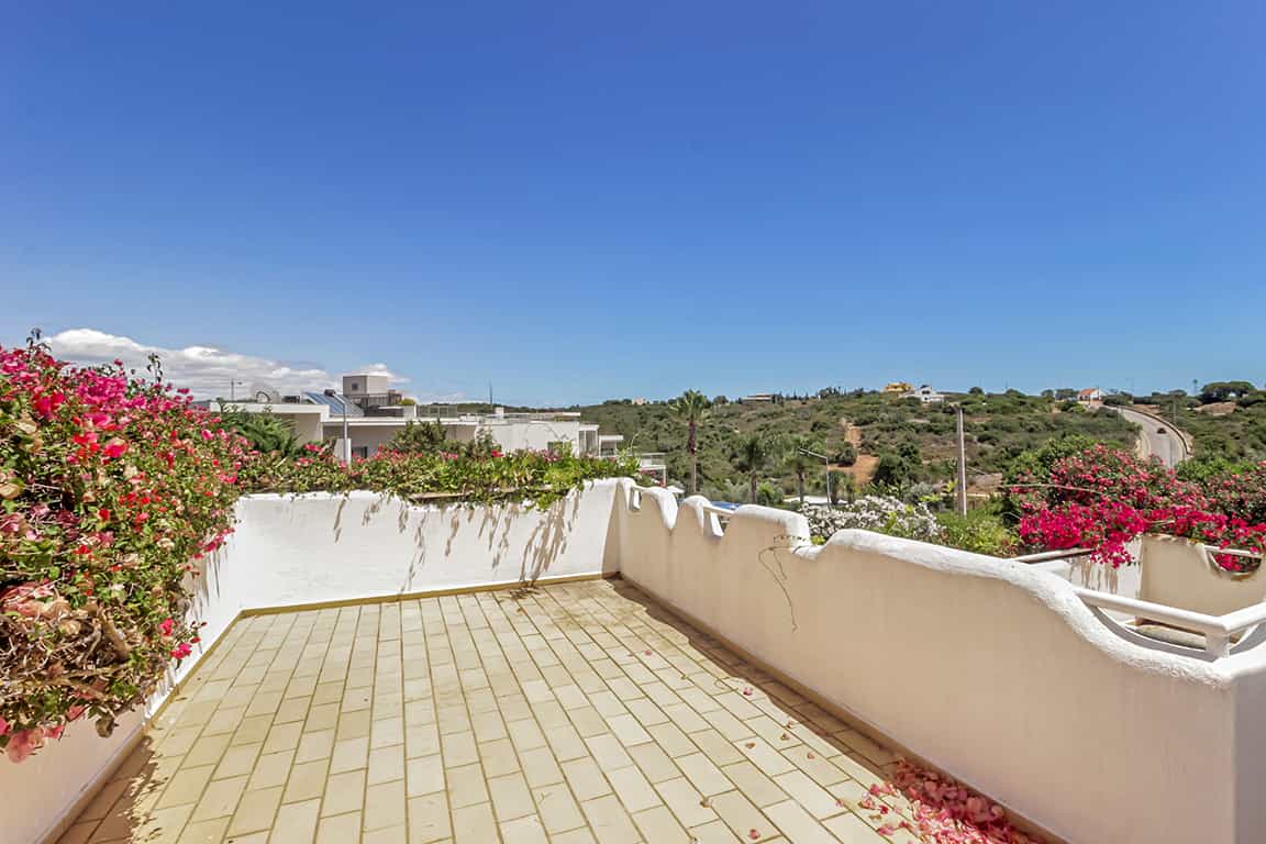 Condominium in Carvoeiro, Algarve 10071445