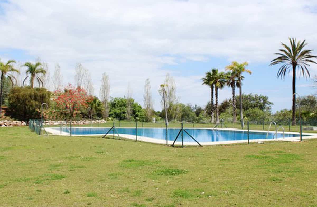 Condominium in Guadiaro, Andalusia 10075098