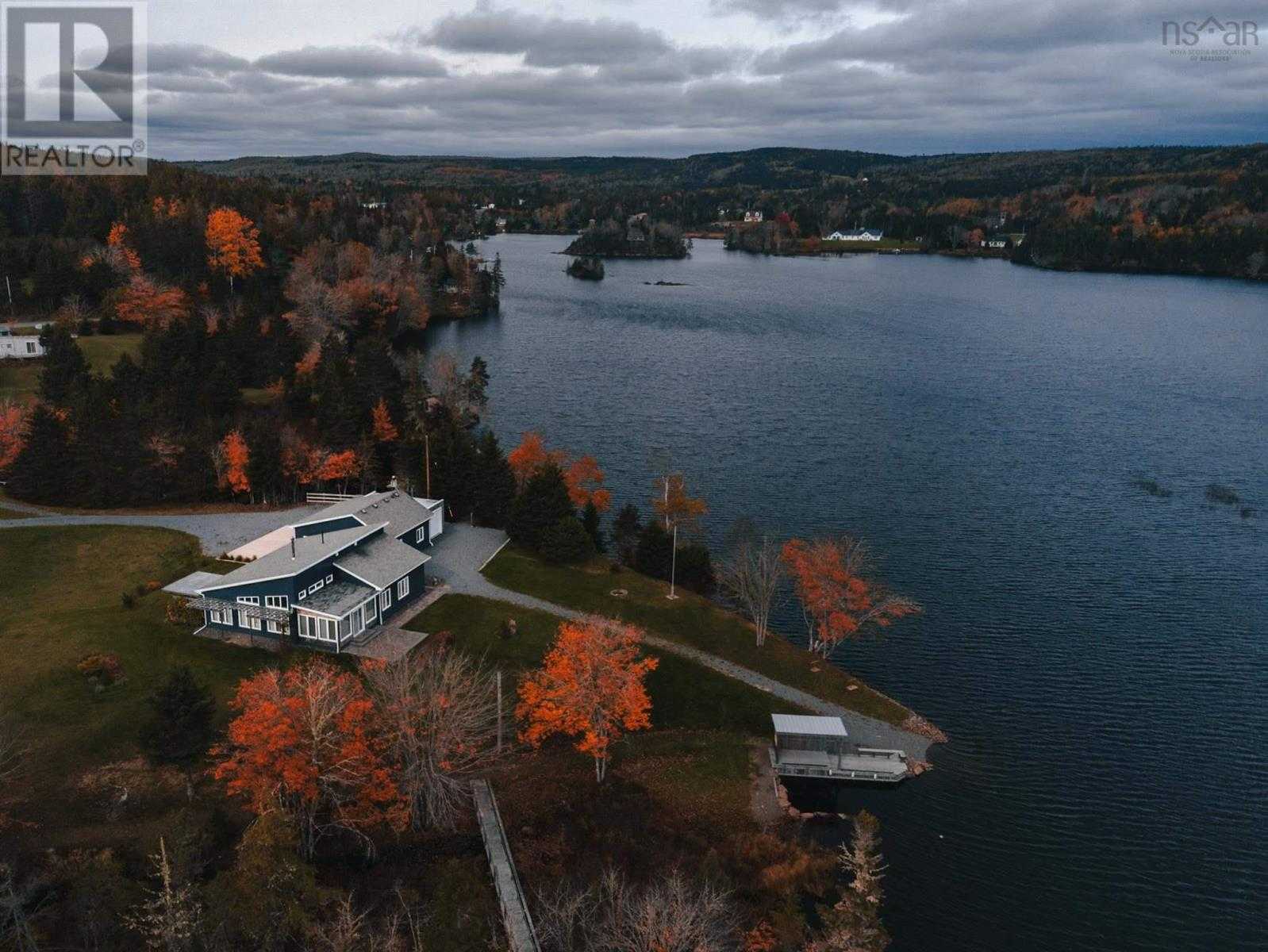 Hus i Indian Harbour Lake, Nova Scotia 10078728