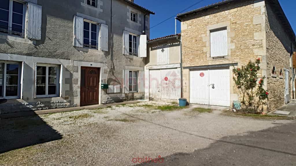 House in Saint-Severin, Nouvelle-Aquitaine 10080527