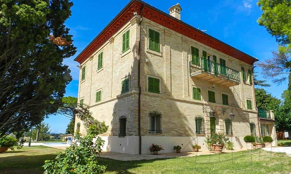 House in , Marche 10081923