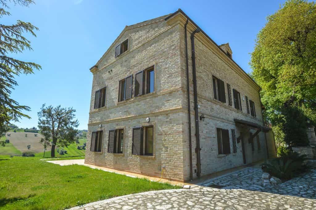 rumah dalam Arcevia, Marche 10081939
